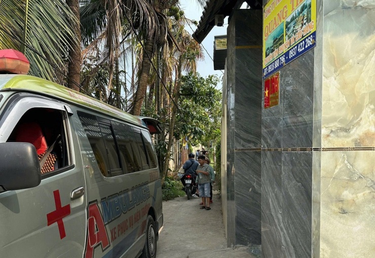 Lực lượng chức năng khuyến cáo người dân không tụ tập đông người tại khu vực hiện trường