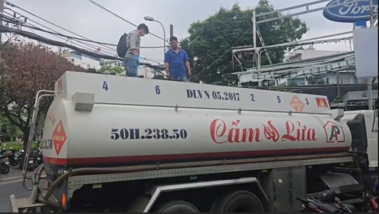 Lực lượng chức năng bắt quả tang xe bồn chứa xăng giả.