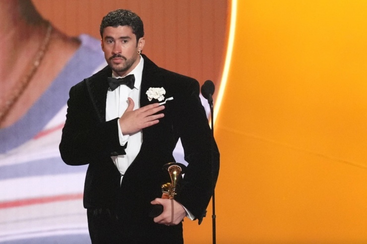 Debí Tirar Más Fotos của Bad Bunny trở thành album tiếng Tây Ban Nha đầu tiên thắng Album của năm - danh hiệu quan trọng nhất ở Grammy - trong lễ trao giải tối 1/2. Chiến thắng giúp Bunny tạo nên lịch sử trong sự kiện được mong chờ của làng nhạc thế giới. Ảnh: AP