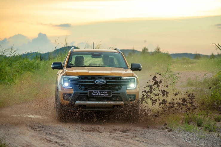 Thị trường ô tô trước Tết: Hãng xả hàng tồn, xe đời cũ giảm giá mạnh - 2