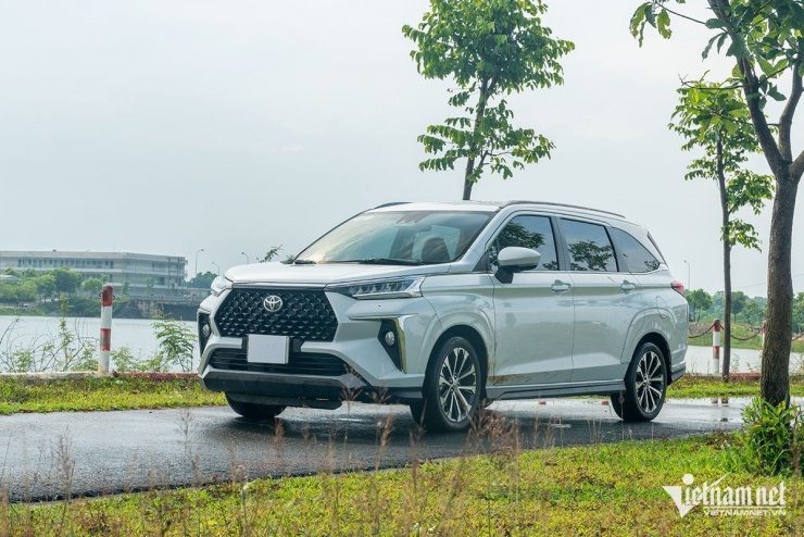 Thị trường ô tô trước Tết: Hãng xả hàng tồn, xe đời cũ giảm giá mạnh - 1