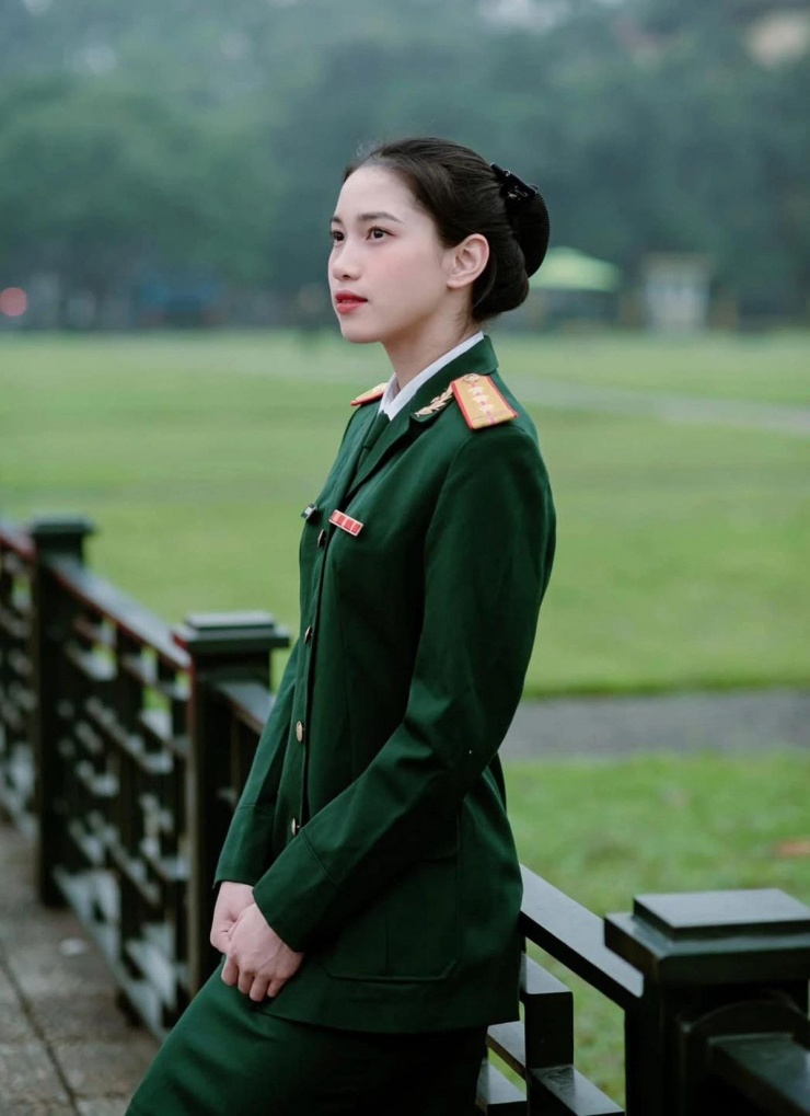Cô càng trở nên đẹp trong bộ quân phục.