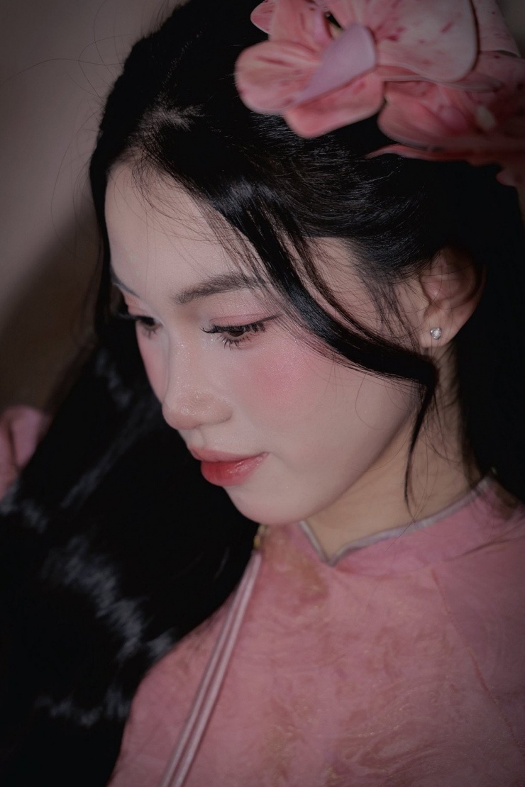 Vẻ đẹp của cô nàng ngay lập tức gây sốt cộng đồng mạng.