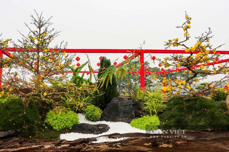 Không chỉ gây ấn tượng bởi quy mô và dáng thế, “Vạn lộc nghinh xuân” còn được tạo tác dựa trên ý tưởng “bức tranh tứ quý: Tùng – Trúc – Cúc – Mai”, biểu tượng quen thuộc trong văn hóa Á Đông. Bộ tứ này tượng trưng cho sự luân chuyển bốn mùa xuân – hạ – thu – đông, đồng thời gửi gắm ước vọng về may mắn, thịnh vượng, bình an và trường thọ trong năm mới. Mỗi loài cây đại diện cho một phẩm chất cao quý của người quân tử: Tùng kiên cường, Trúc ngay thẳng, Cúc thanh cao và Mai bền bỉ, sinh sôi trong giá lạnh.