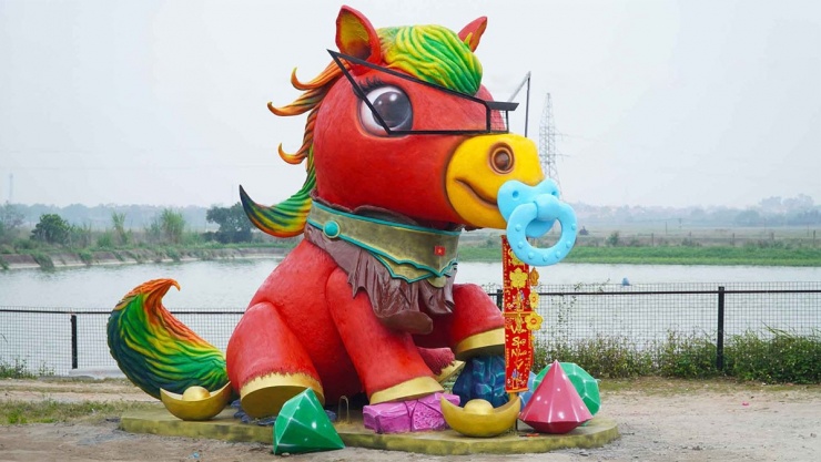 Linh vật ngựa vui vẻ tại thôn Tân Sơn, xã Hợp Thịnh, Bắc Ninh. (Ảnh: Bùi Văn Quân)