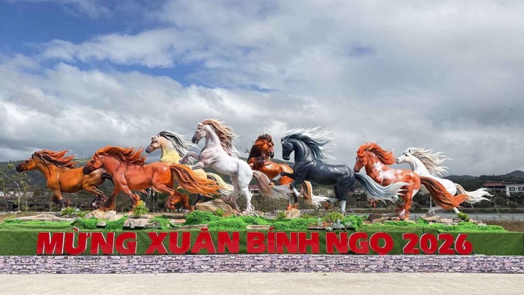 Bát mã truy phong ở Lao Bảo, Quảng Trị. (Ảnh: Lê Hùng)