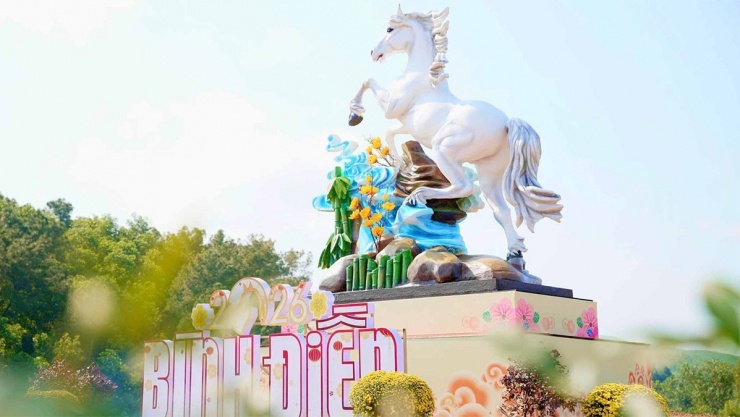 Linh vật bạch mã tại khu vực đồi Chuông Gió, xã Bình Điền, Huế. (Ảnh: Nguyễn Hoàng)