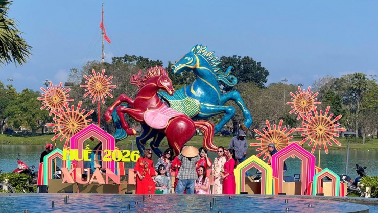 Linh vật ngựa tại đài phun nước trước trụ sở UBND TP Huế.