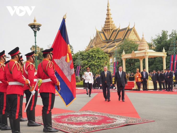 Samdech Techo Hun Sen mời Tổng Bí thư Tô Lâm duyệt Đội danh dự Quân đội Hoàng gia Campuchia.