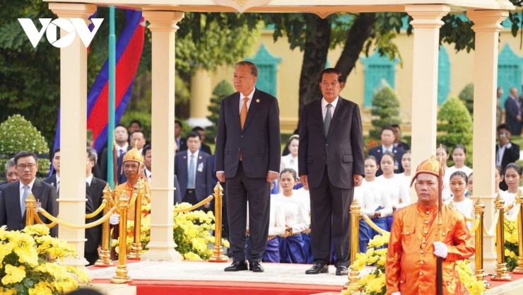 Samdech Techo Hun Sen nồng nhiệt chào đón và mời Tổng Bí thư Tô Lâm bước lên bục danh dự.