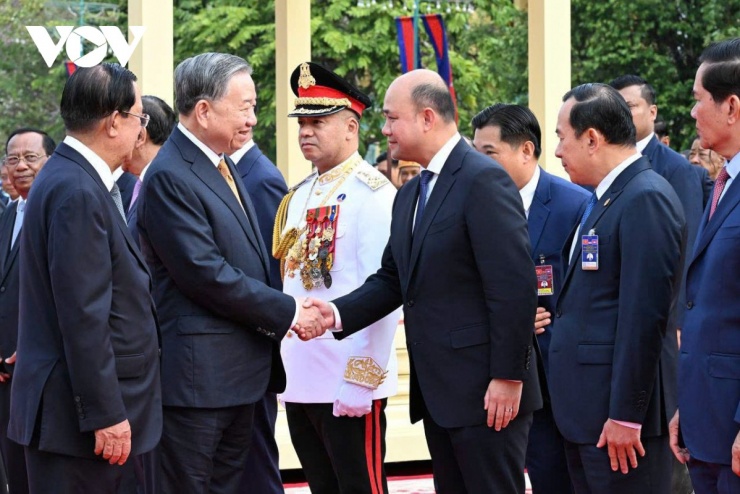 Samdech Techo Hun Sen và Tổng Bí thư Tô Lâm cùng nhau giới thiệu lãnh đạo các bộ, ngành hai nước có mặt tại lễ đón.