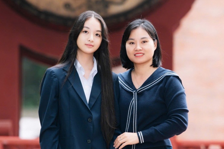 Nữ sinh Đỗ Lan Viên và mẹ. Ảnh: NVCC