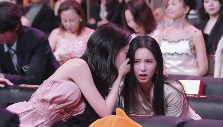 Giữa rừng váy lộng lẫy, Đêm hội Weibo có mỹ nhân mặc quần jeans lên nhận giải - 10