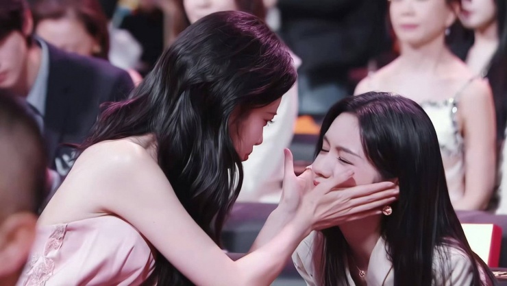 Giữa rừng váy lộng lẫy, Đêm hội Weibo có mỹ nhân mặc quần jeans lên nhận giải - 11