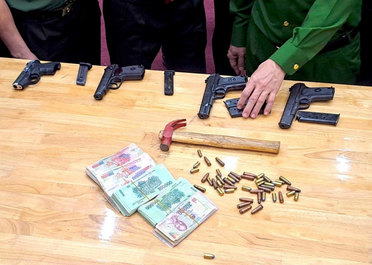 Súng mà hai đối tượng sử dụng để gây án.