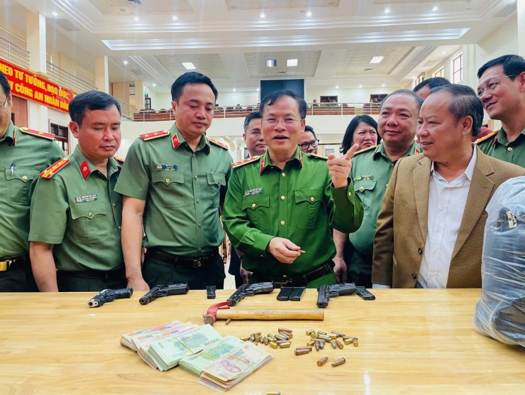 Hai kẻ cướp ngân hàng giả làm người dân tộc thiểu số gùi tiền trong hành trình tẩu thoát - 2