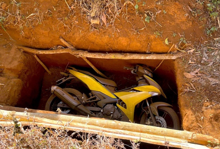 Hai kẻ cướp ngân hàng giả làm người dân tộc thiểu số gùi tiền trong hành trình tẩu thoát - 3