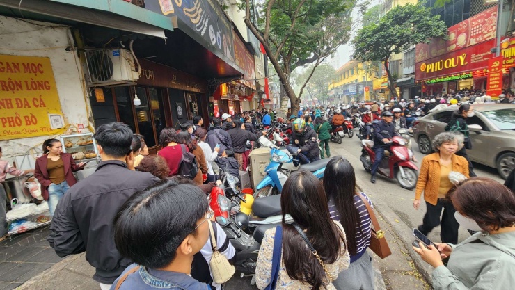 Người mua vàng tiếp tục xếp hàng từ sớm và duy trì số lượng cao tại cơ sở Bảo Tín Minh Châu.&nbsp;Ảnh: Thái Nguyễn