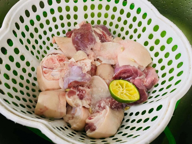 Mẹo đơn giản nấu măng chân giò đạt chuẩn: Sơ chế giò heo để nước dùng trong. Ảnh minh họa: Fb Nguyễn Thị Thuỳ Linh