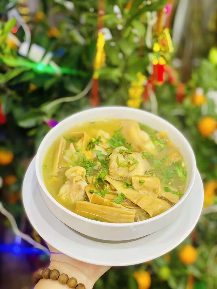 Mẹo đơn giản nấu măng chân giò đạt chuẩn: Thêm hành, mùi đúng lúc. Ảnh minh họa: Fb Nguyễn Thị Thuỳ Linh