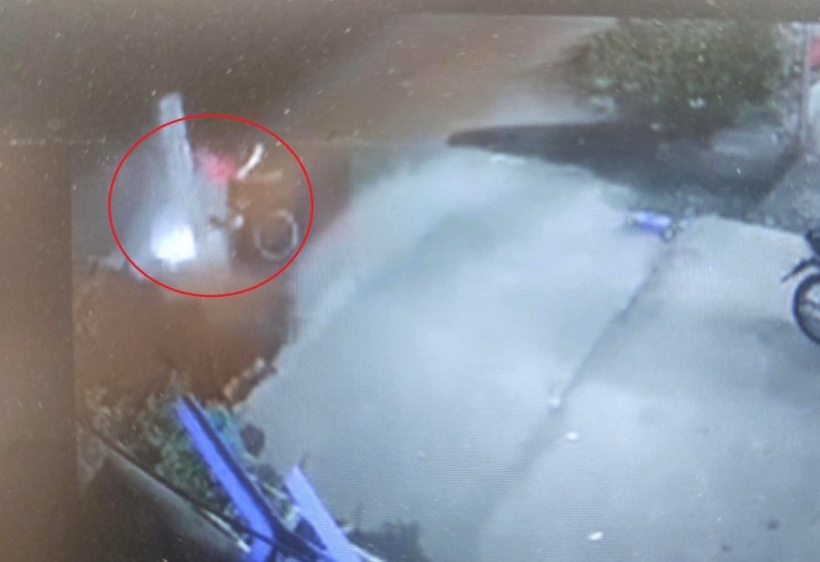 Người đàn ông ngồi trên xe máy bị ô tô tông văng giữa đường Ảnh: cắt từ clip