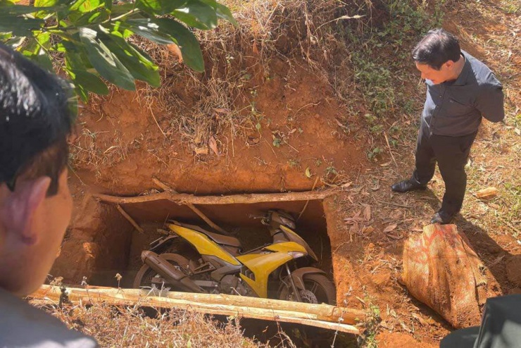 Chiếc xe máy hai nghi phạm sử dụng trong vụ cướp ngân hàng được cất giấu trong hố sâu. Ảnh: CACC.