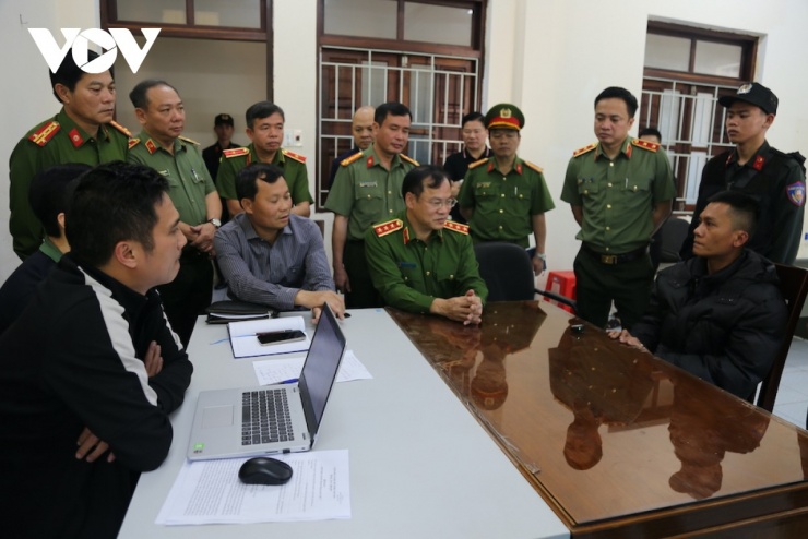 Lãnh đạo Bộ Công an trực tiếp truy xét đối tượng "Tài đen" (ngồi ngoài cùng bên phải). (ảnh: Công an Gia Lai)