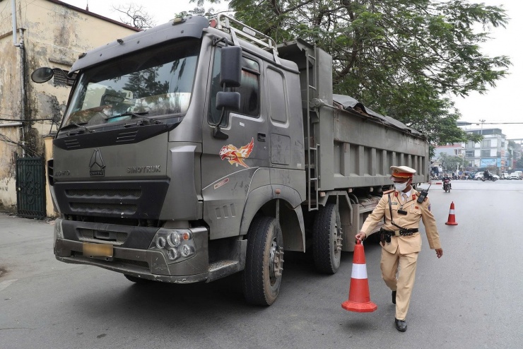 Lực lượng CSGT kiểm tra xe tải.