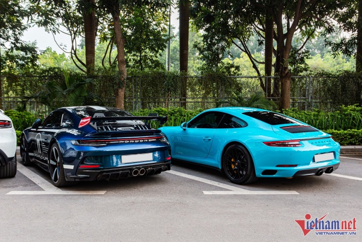 Chiếc Porsche 911 độ GT3 (bên trái) của đại gia 9x Hà Nội.