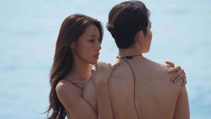 Ngay tập đầu, Mina Sue Choi đã trở thành người chơi nữ được chú ý nhất của Single's Inferno 5. Nhiều thí sinh nam nhanh chóng bày tỏ sự quan tâm, bao gồm Lee Sung Hun (Samuel Lee), Lim Su Been và Song Seung Il. Tuy nhiên, Mina Sue Choi bị khán giả phản ứng dữ dội sau khi liên tục thay đổi đối tượng thổ lộ tình cảm. Nhiều khán giả cho rằng cô thiếu nhất quán khi liên tục đổi đối tượng muốn đi đảo Thiên đường và gây ảnh hưởng đến cảm xúc của các thí sinh khác.