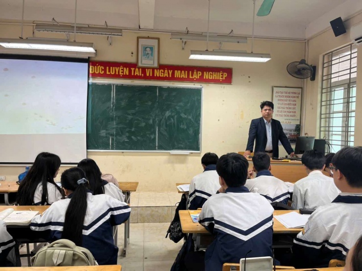 Giáo viên và học sinh một trường THPT ở Hà Nội. Ảnh: NVCC