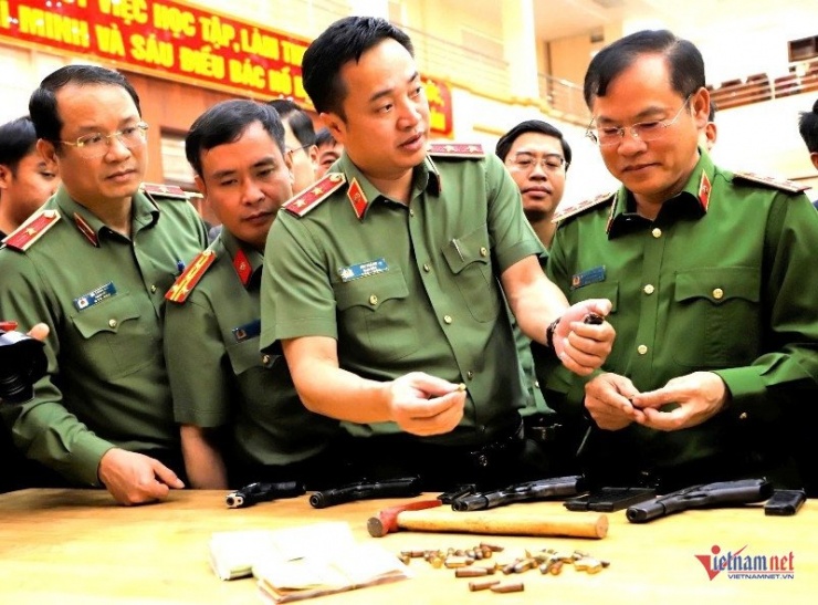 Nhiều khẩu súng quân dụng và hàng chục viên đạn bị thu giữ. Ảnh: Trần Hoàn