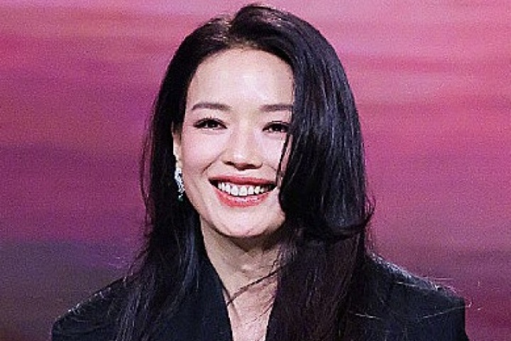 Thư Kỳ 'kín mít' vẫn nổi bật giữa dàn mỹ nhân