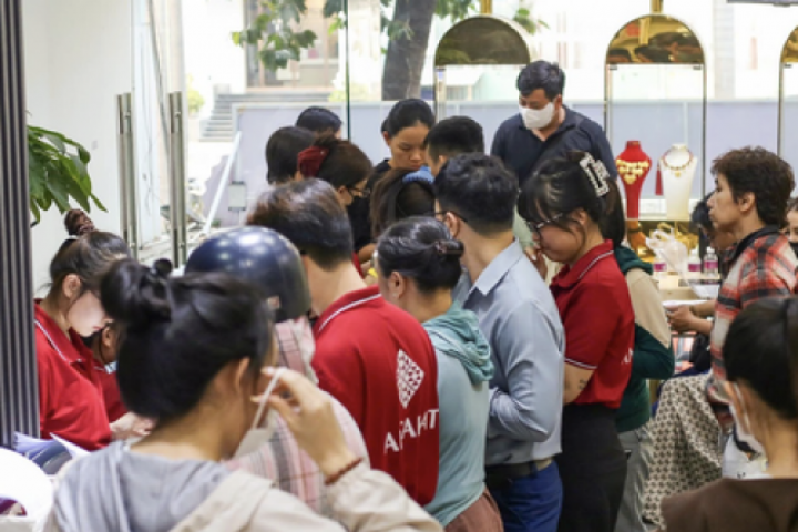 Rút tiền tiết kiệm mua bạc, người đàn ông ở TPHCM lỗ hơn 200 triệu đồng chỉ trong 1 tuần