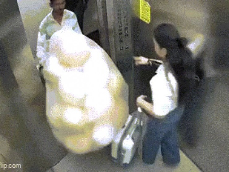 Chùm bóng bay phát nổ như quả cầu lửa trong thang máy