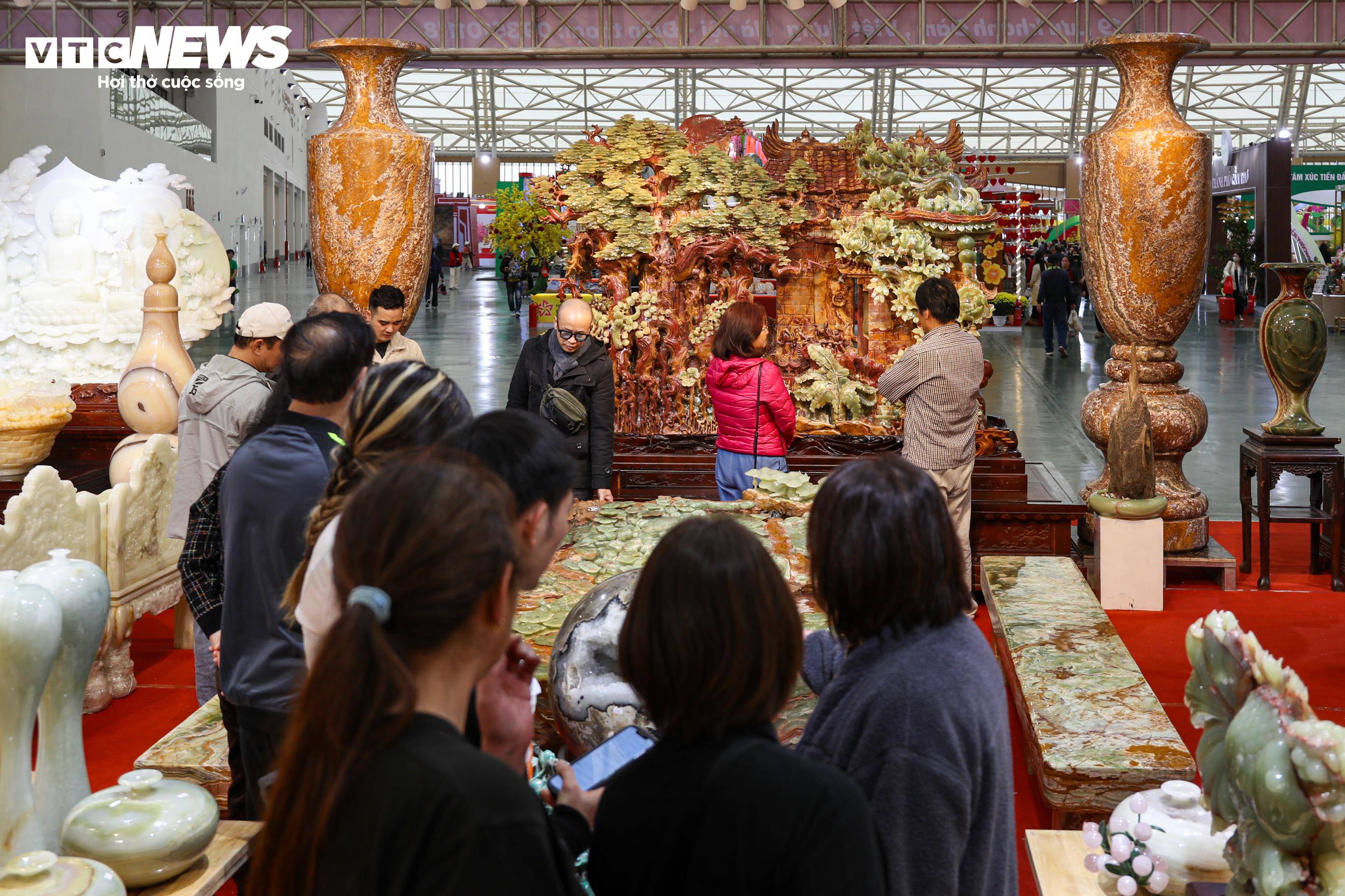 Khách hàng thích thú khi chiêm ngưỡng và lựa chọn mua sắm các sản phẩm được chế tác từ đá quý.