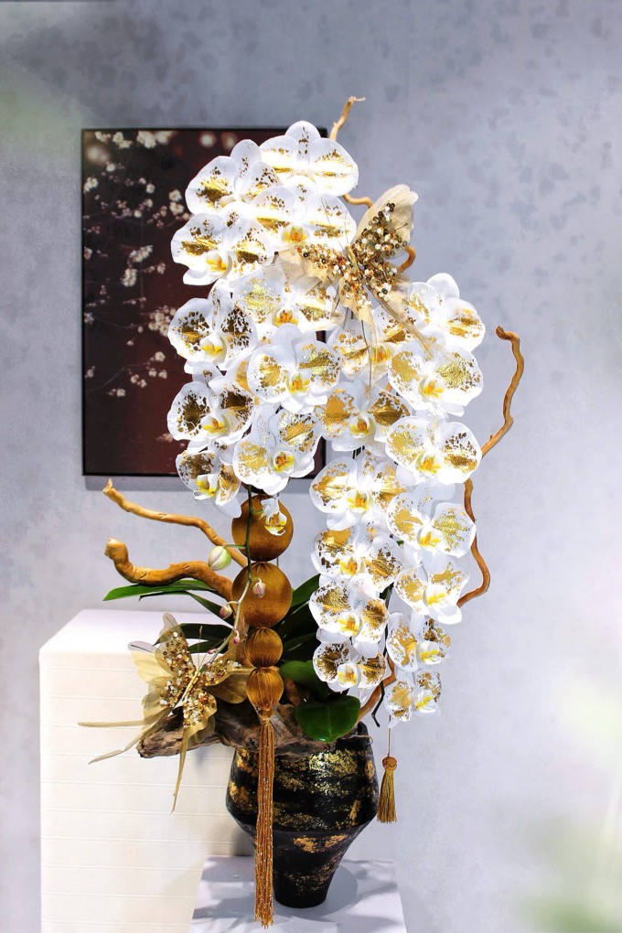 Chậu lan công chúa dát vàng 2 cành có giá 4,5 triệu đồng. Ảnh: Võ Văn Còn