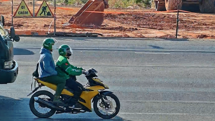 Sau khi cướp khoảng 1,8 tỉ đồng, hai tên cướp lái xe tẩu thoát