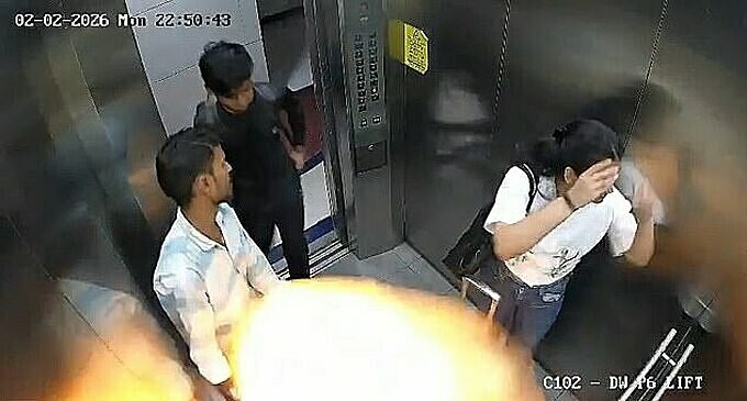 Chỉ một giây sau khi vào trong thang máy, chùm bóng bay lập tức phát nổ. Ảnh: X