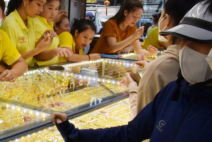 Giá vàng hôm nay "bốc hơi" dữ dội