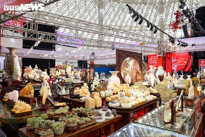 Hội chợ Mùa Xuân lần thứ nhất năm 2026 chính thức mở cửa từ ngày 2/2 đến 13/2 tại Trung tâm Hội chợ Triển lãm Quốc gia (Hà Nội). Ngay những ngày đầu, các gian hàng đá quý đã hút khách vì vẻ đẹp gây choáng ngợp và mức giá "khủng".