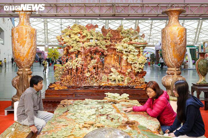 Theo chủ gian hàng đá quý Tô Chinh, tác phẩm này được chế tác trong vòng 2 năm, sử dụng chất liệu đá onyx nhập khẩu từ Israel.