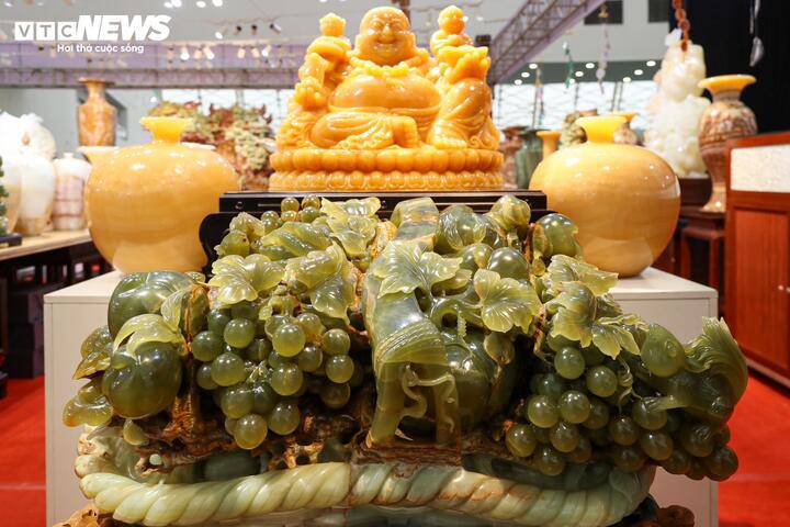 Trong đó, đáng chú ý là bức tranh đá quý được làm từ đá onyx có giá lên tới 9,5 tỷ đồng, gây ấn tượng mạnh với khách tham quan.