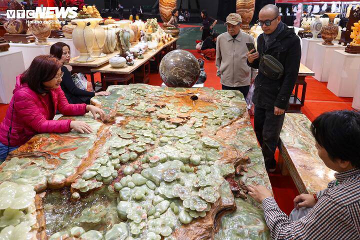Bên cạnh bức tranh đá quý, bộ bàn trà chế tác nguyên khối từ đá onyx với giá 9 tỷ đồng cũng gây chú ý, trở thành điểm nhấn tại gian hàng.