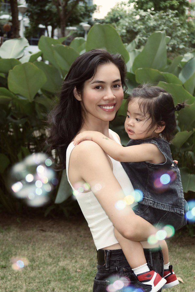 Vũ Hoàng My đã đưa con gái về Việt Nam ăn Tết sau khi chia tay bạn trai người Áo.