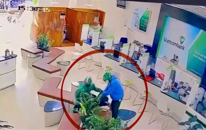 Hình ảnh 2 tên cướp ngân hàng ở Gia lai.