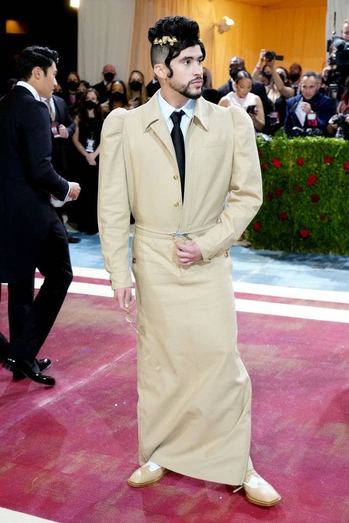 Trong lần đầu tới Met Gala 2022, giọng ca Party đặt Riccardo Tisci thực hiện trang phục. Theo Vogue, để thể hiện chủ đề Thời kỳ Hoàng kim, anh nghiên cứu trang phục nam và nữ của người dân Puerto Rico thời điểm đó, sau đó kết hợp tạo thành bộ cánh này. Ảnh: GQ