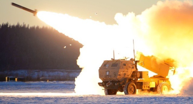 Hoạt động phóng tên lửa từ hệ thống HIMARS của quân đội Mỹ. (Nguồn: MW)