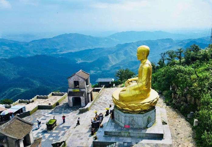 Tượng Phật Hoàng Trần Nhân Tông được đúc bằng đồng nguyên khối, cao 15 m, nặng 138 tấn, tọa lạc trên đỉnh An Kỳ Sinh (Yên Tử, Quảng Ninh) có độ cao 900 m so với mặt nước biển