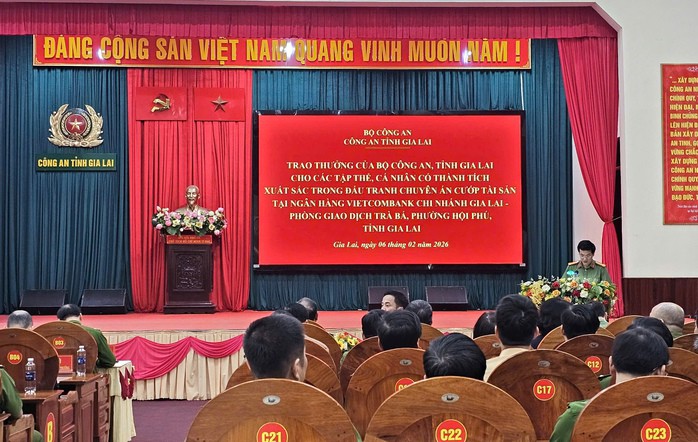 Công an tỉnh Gia Lai công bố quyết định của Bộ Công an và UBND tỉnh Gia Lai khen thưởng những đơn vị có thành tích xuất sắc trong việc bắt giữ nhóm cướp ngân hàng